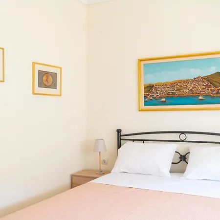 Alexandros Maisonettes & Holiday home *